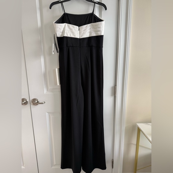 Adrianna Papell Colorblock Crepe strapless jumpsuit with bow. Size 10 - Picture 14 of 16